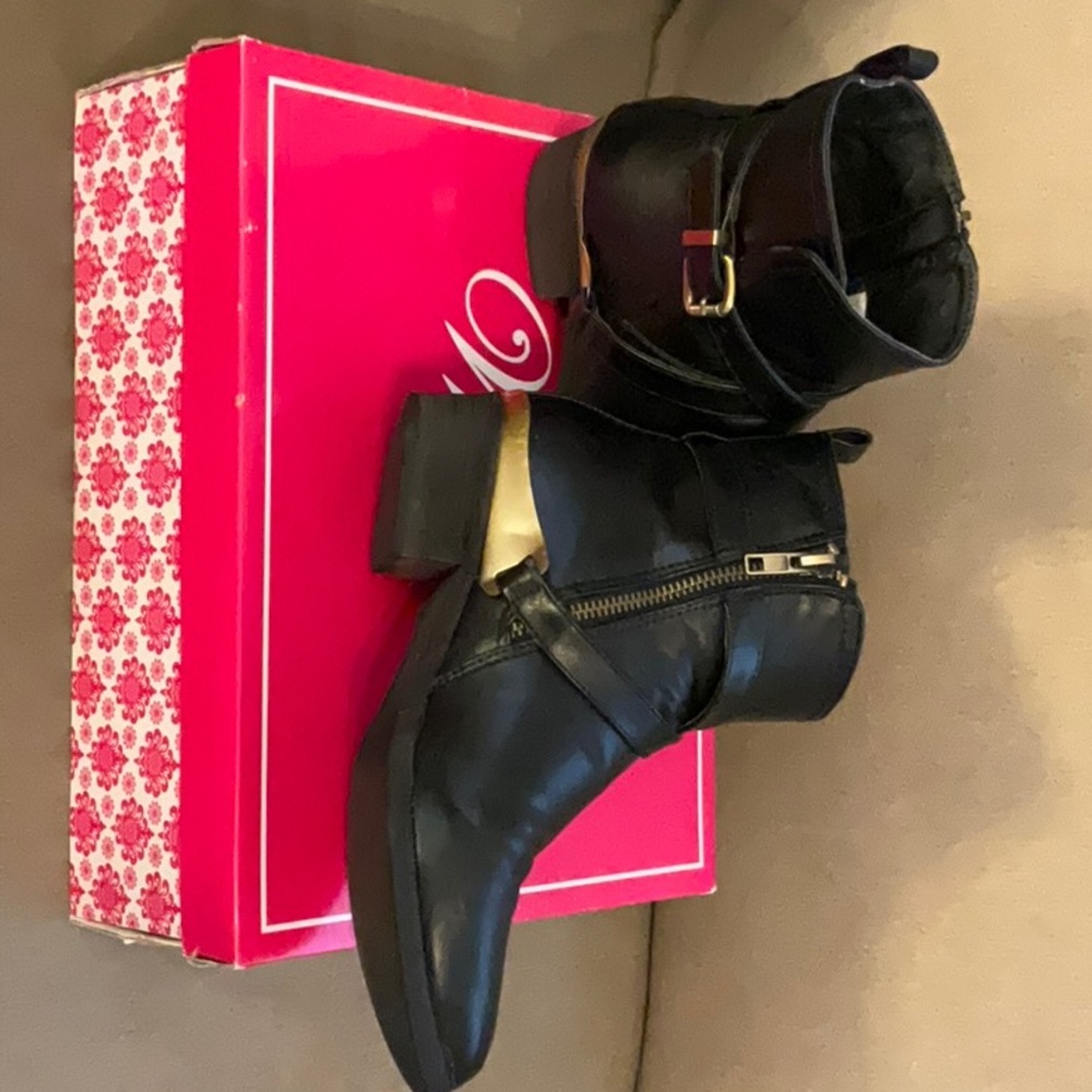 Black ankle boot with zipper side and gold trim. Size 6 women’s